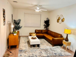 Modern Room with private bath, 15min from airport and downtown